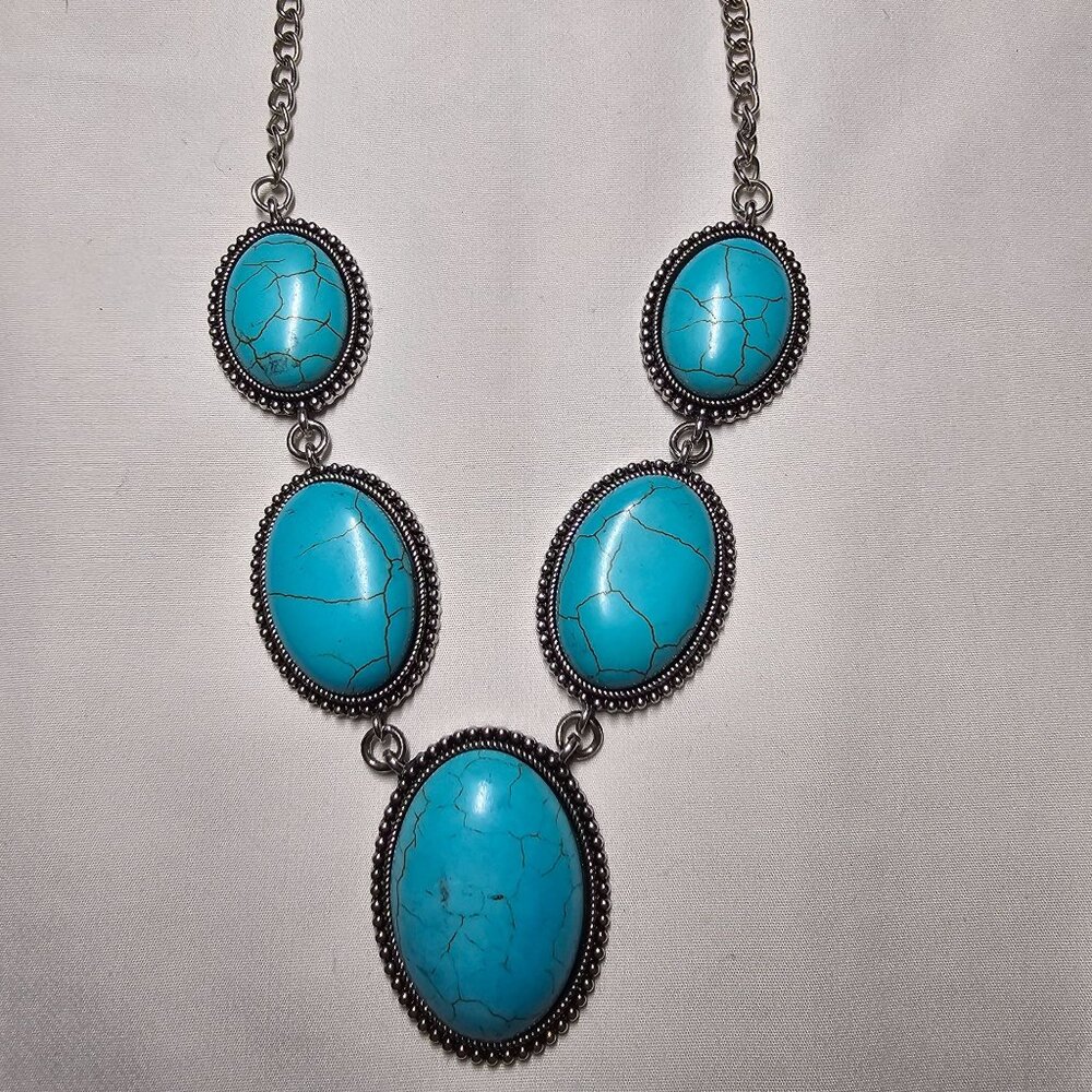 Faux Turquiose Silvertone Necklace / Southwestern / ‎ Statement Piece